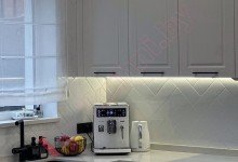 Классическая белая кухня под окно с островом в частный дом №11 Классическая белая кухня под окно с островом в частный дом №11
