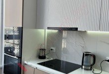 Кофейная кухня с высокими шкафчиками из крашенного МДФ в хрущевку №78 Кофейная кухня с высокими шкафчиками из крашенного МДФ в хрущевку №78
