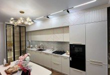 Молочная кухня в стиле модерн со стеклянным шкафом фасады МДФ крашеный №81 Молочная кухня в стиле модерн со стеклянным шкафом фасады МДФ крашеный №81