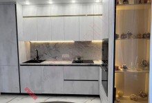 Совмещенная кухня столовая гостиная с фасадами под бетон и фрезеровкой Волна №31