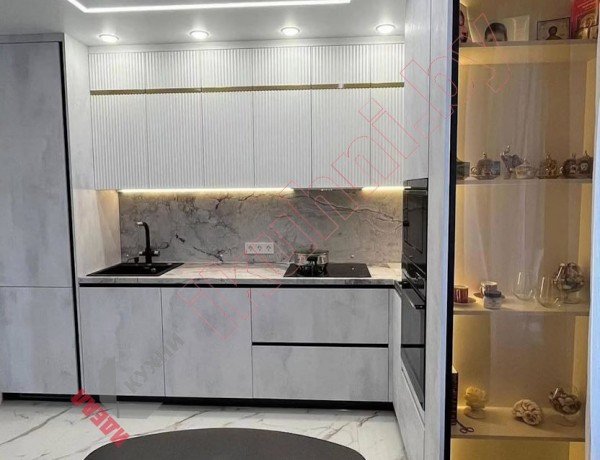 Совмещенная кухня столовая гостиная с фасадами под бетон и фрезеровкой Волна №31