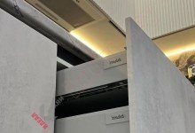 Совмещенная кухня столовая гостиная с фасадами под бетон и фрезеровкой Волна №31