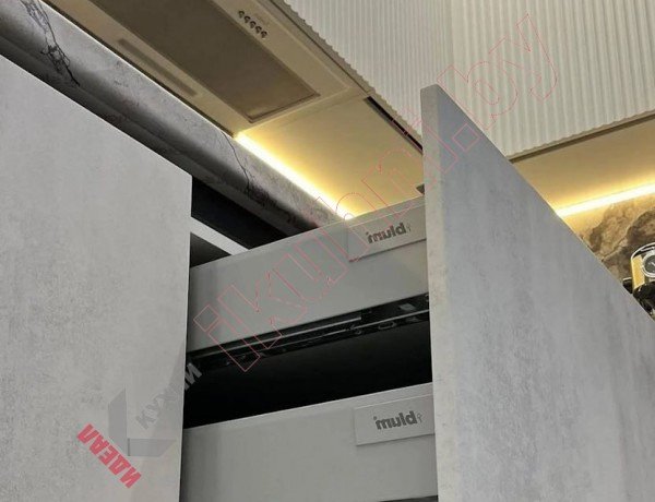 Совмещенная кухня столовая гостиная с фасадами под бетон и фрезеровкой Волна №31