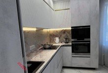 Совмещенная кухня столовая гостиная с фасадами под бетон и фрезеровкой Волна №31