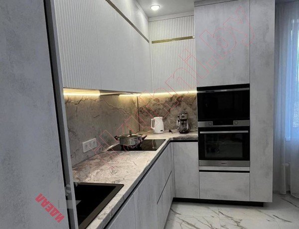 Совмещенная кухня столовая гостиная с фасадами под бетон и фрезеровкой Волна №31