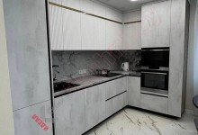 Совмещенная кухня столовая гостиная с фасадами под бетон и фрезеровкой Волна №31