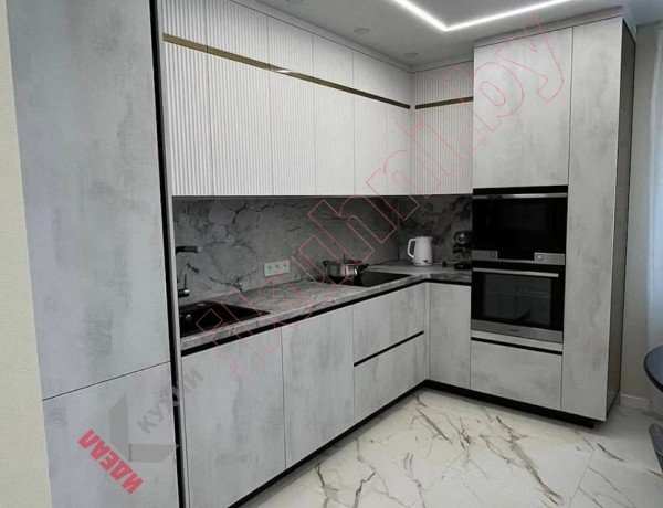 Совмещенная кухня столовая гостиная с фасадами под бетон и фрезеровкой Волна №31