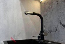 Совмещенная кухня столовая гостиная с фасадами под бетон и фрезеровкой Волна №31