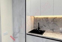 Совмещенная кухня столовая гостиная с фасадами под бетон и фрезеровкой Волна №31