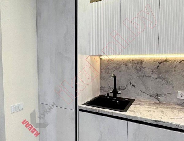 Совмещенная кухня столовая гостиная с фасадами под бетон и фрезеровкой Волна №31