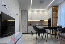 Совмещенная кухня столовая гостиная с фасадами под бетон и фрезеровкой Волна №31