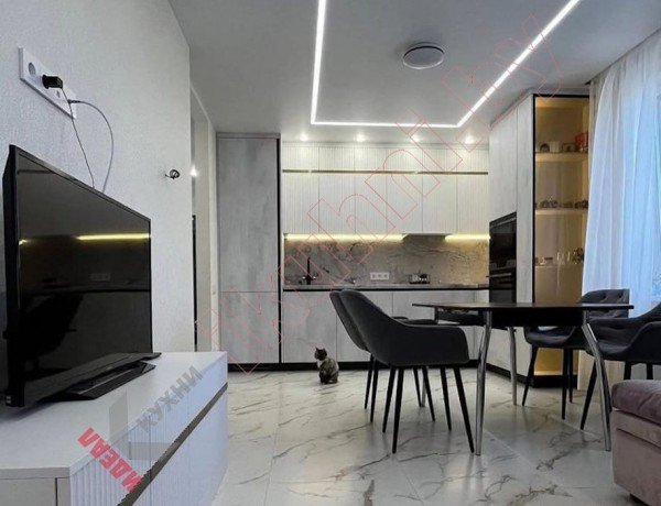 Совмещенная кухня столовая гостиная с фасадами под бетон и фрезеровкой Волна №31