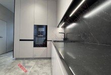 Угловая многофункциональная кухня с фасадами PIOMBO и столешницей из искусственного камня №06