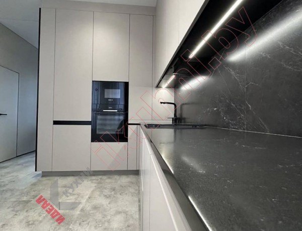 Угловая многофункциональная кухня с фасадами PIOMBO и столешницей из искусственного камня №06