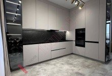 Угловая многофункциональная кухня с фасадами PIOMBO и столешницей из искусственного камня №06