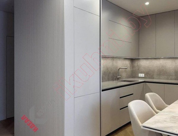 Практичная серая угловая кухня с умной организацией шкафов из крашенного МДФ №85