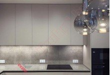 Практичная серая угловая кухня с умной организацией шкафов из крашенного МДФ №85