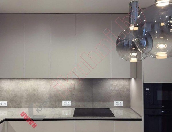 Практичная серая угловая кухня с умной организацией шкафов из крашенного МДФ №85