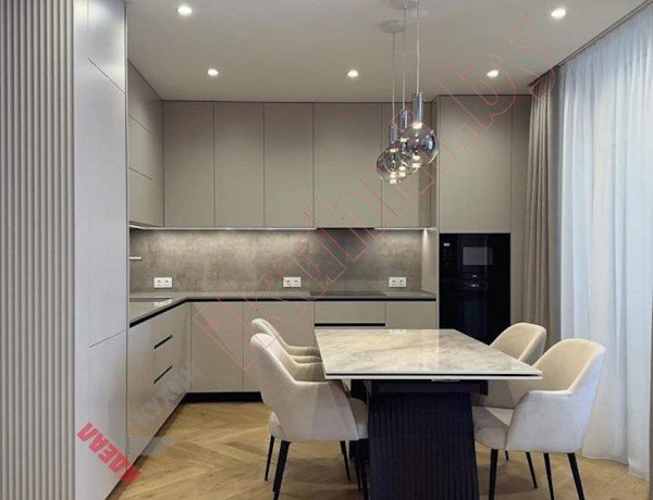 Практичная серая угловая кухня с умной организацией шкафов из крашенного МДФ №85