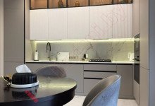 Кухня-столовая в стиле хай-тек с бело-серыми фасадами и черным Gola-профилем №217