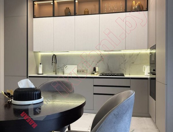 Кухня-столовая в стиле хай-тек с бело-серыми фасадами и черным Gola-профилем №217