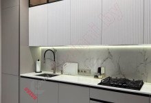 Кухня-столовая в стиле хай-тек с бело-серыми фасадами и черным Gola-профилем №217