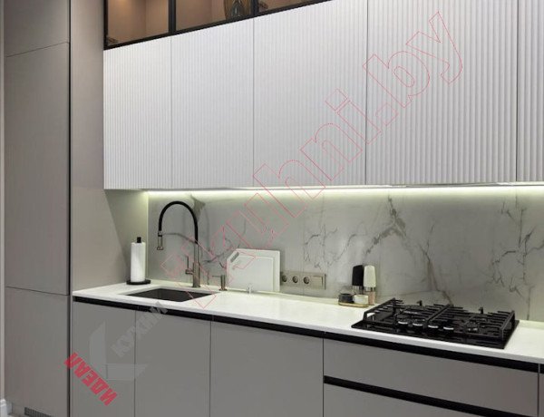 Кухня-столовая в стиле хай-тек с бело-серыми фасадами и черным Gola-профилем №217