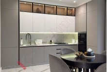 Кухня-столовая в стиле хай-тек с бело-серыми фасадами и черным Gola-профилем №217