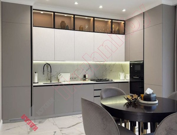 Кухня-столовая в стиле хай-тек с бело-серыми фасадами и черным Gola-профилем №217