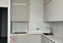 Встроенная лаконичная кухня c фасадами push to open и фрезеровкой Velvet №218