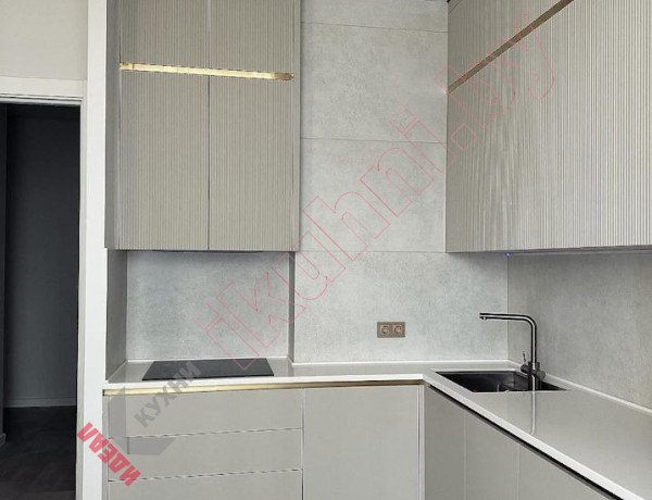 Встроенная лаконичная кухня c фасадами push to open и фрезеровкой Velvet №218