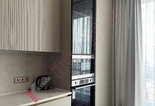 Встроенная лаконичная кухня c фасадами push to open и фрезеровкой Velvet №218