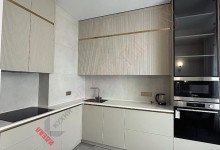 Встроенная лаконичная кухня c фасадами push to open и фрезеровкой Velvet №218