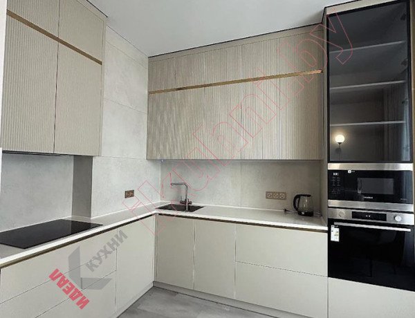 Встроенная лаконичная кухня c фасадами push to open и фрезеровкой Velvet №218