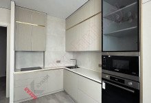 Встроенная лаконичная кухня c фасадами push to open и фрезеровкой Velvet №218