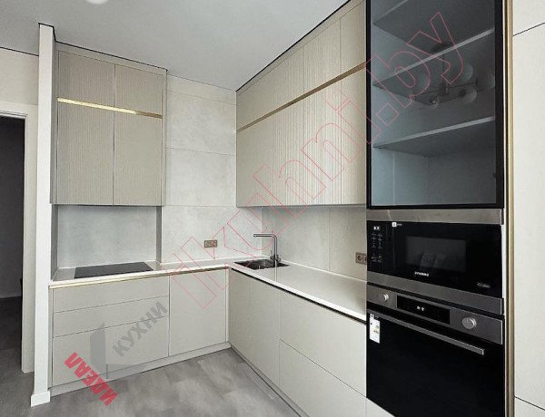 Встроенная лаконичная кухня c фасадами push to open и фрезеровкой Velvet №218