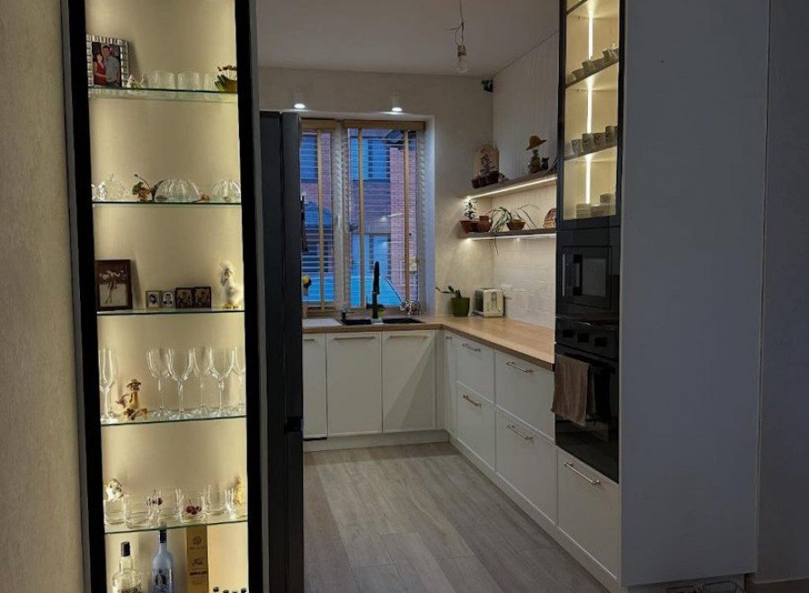 П-образная кухня коридорного типа с витринами и мойкой у окна №15