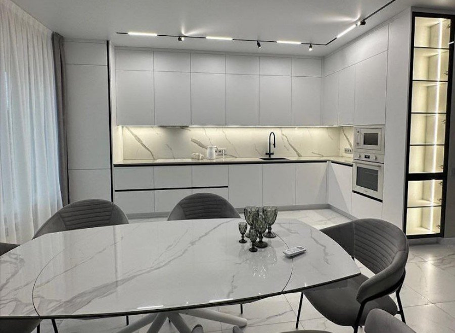 Элитная белоснежная кухня open space под потолок с торцевой витриной №204