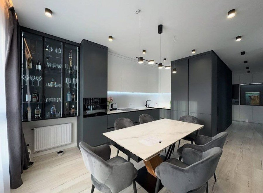 Современная кухня в сочетании серых и белых фасадов с подвесной стеклянной витриной №207