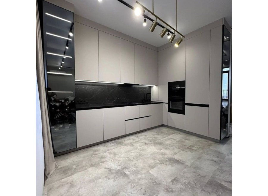 Угловая многофункциональная кухня с фасадами PIOMBO и столешницей из искусственного камня №06