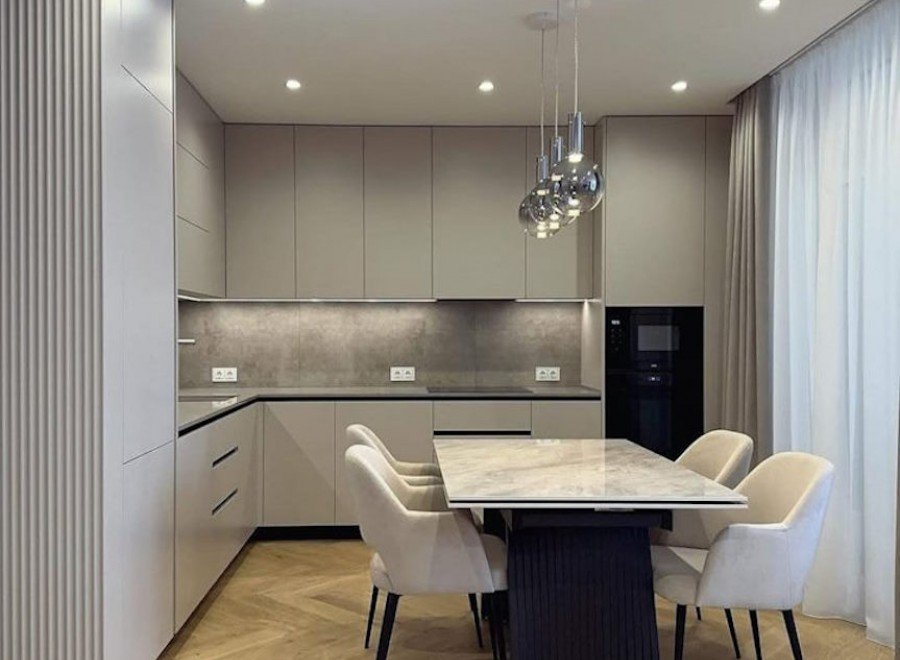 Практичная серая угловая кухня с умной организацией шкафов из крашенного МДФ №85