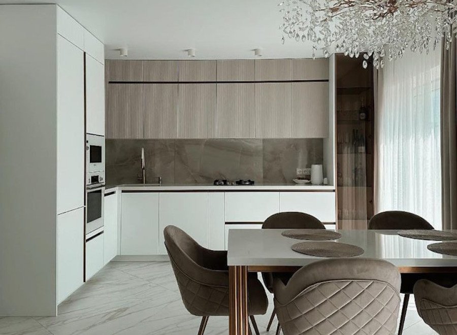 Лаконичная светлая кухня в стиле модерн со скинали, Gola профилем и витриной №209