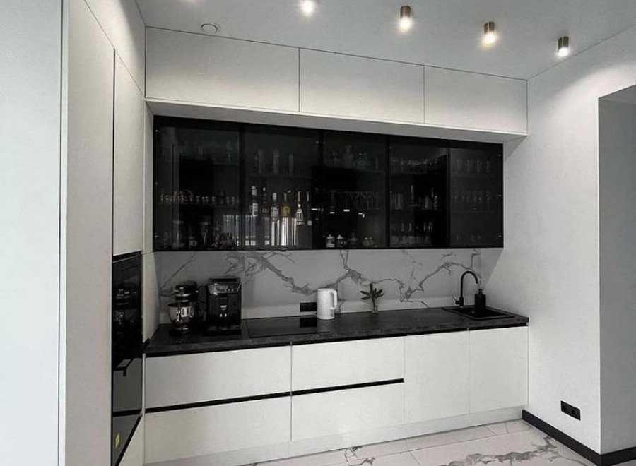 Встроенная минималистичная кухня со стеклянными фасадами и антресолями №226