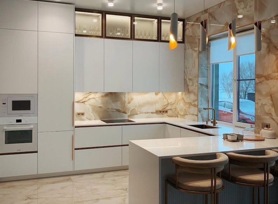 Роскошная П-образная кухня под окно с фартуком под мрамор №18
