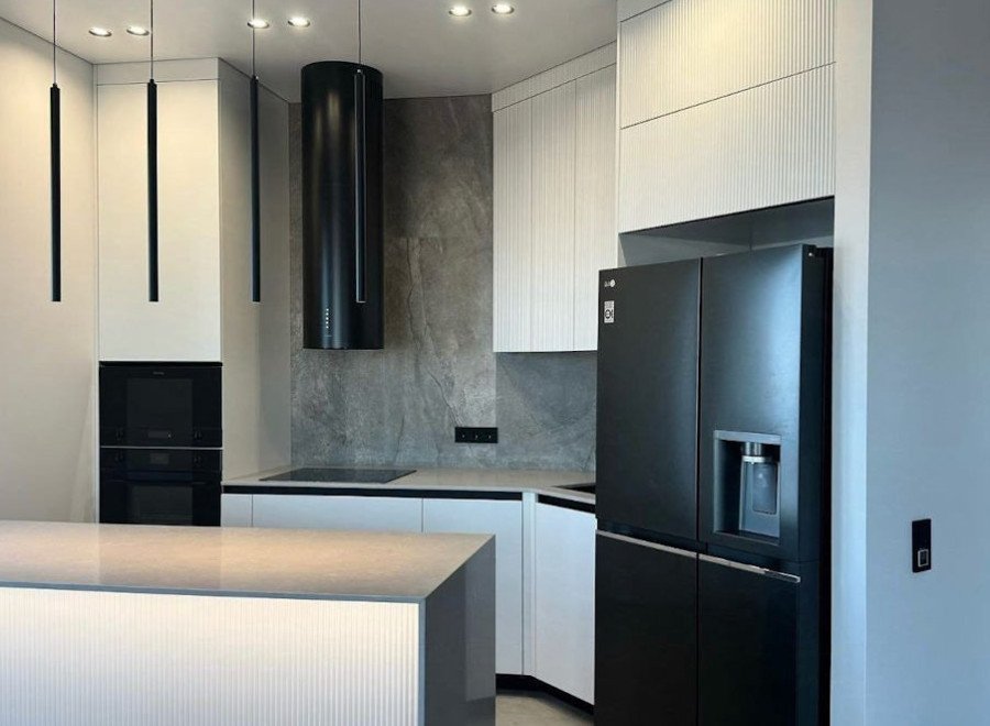 Кухня нестандартной планировки с островом и нишей для холодильника №13