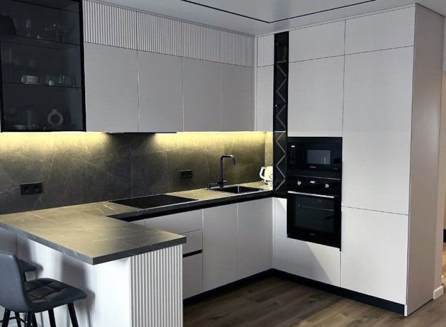 П-образная проходная кухня с белыми фасадами без ручек из крашенного МДФ №86