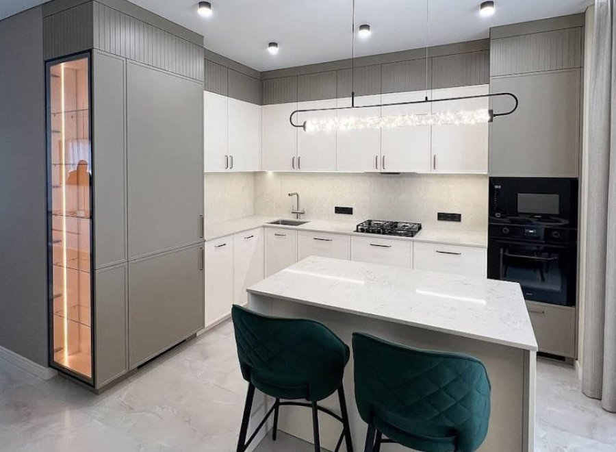 Островная серо-белая кухня в стиле модерн в ЖК Маяк Минска №14