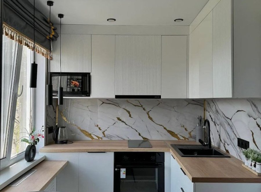 Компактная угловая кухня в стиле сканди со скинали и рифлеными фасадами №212