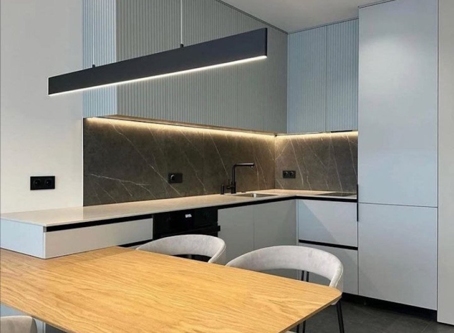Кухня-студия с интегриванным столом, Gola-профилем и фрезеровкой Волна №31