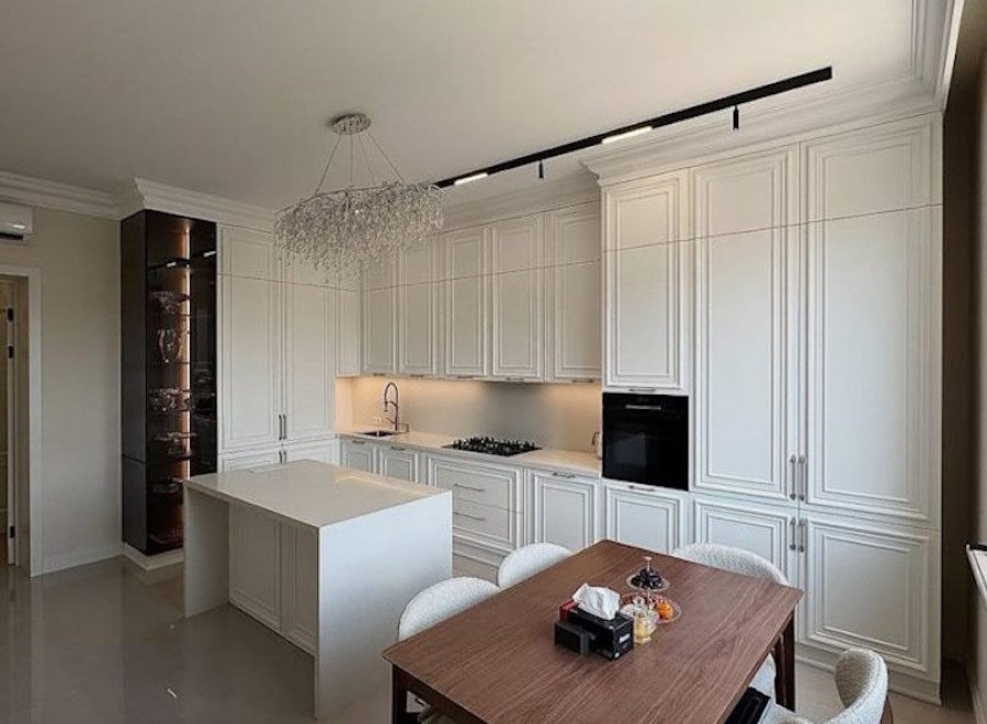 Угловая белая кухня с островом в классическом стиле премиального качества №19